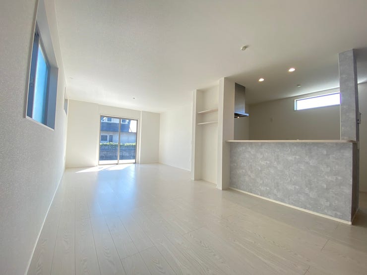 採光で明るくホッとできる空間のリビングルームは家族団らんにピッタリです!陽当り・通風も良好です♪