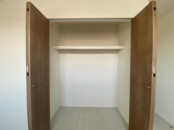 押し入れには、布団や季節物、大きめの収納ボックスなどもラクラク収納可能◎