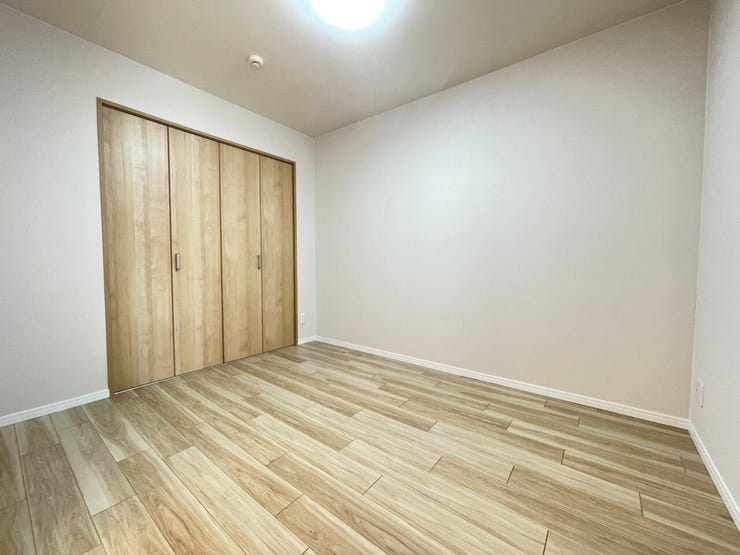 《洋室2》
リビングと隣接した約5.2帖のお部屋です。
大きなクローゼットがあり収納スペースをしっかりと確保!