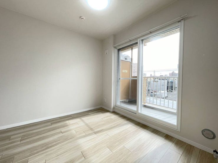 《洋室1》
リビングと隣接した約4.3帖のお部屋です。
こちらにも南向きの大きな窓があり日当たり良好♪
お天気の良い日は暖かな居室となります!