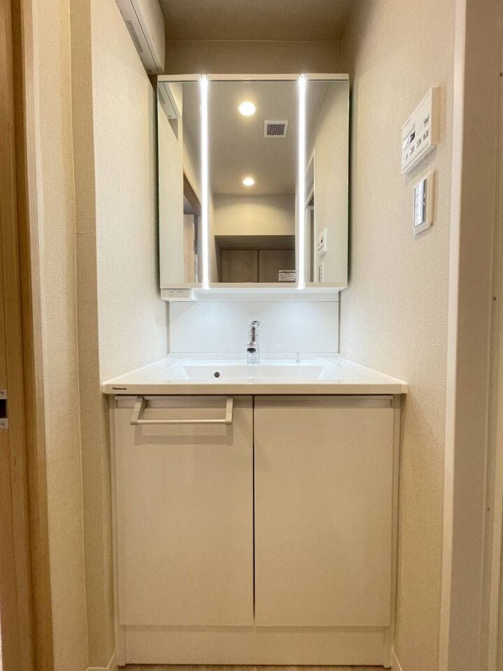 《洗面化粧台》
シンプルで使い勝手の良い洗面化粧台。
下の扉を開けるとシャンプー剤などのストックを収納できます。