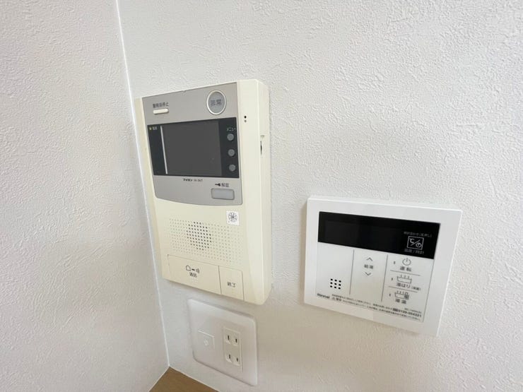 《モニター付きインターホン》
急な来客時も安心のモニター付きインターホン!