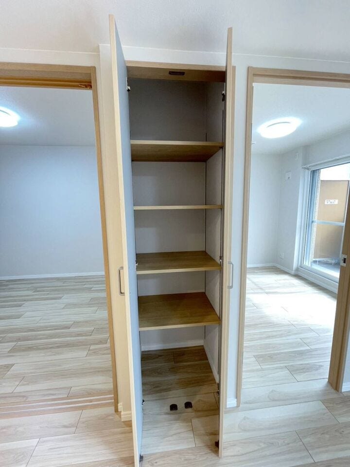 《リビング 収納》
リビングにも収納スペースを確保!
掃除用品のストック等もすっきり♪