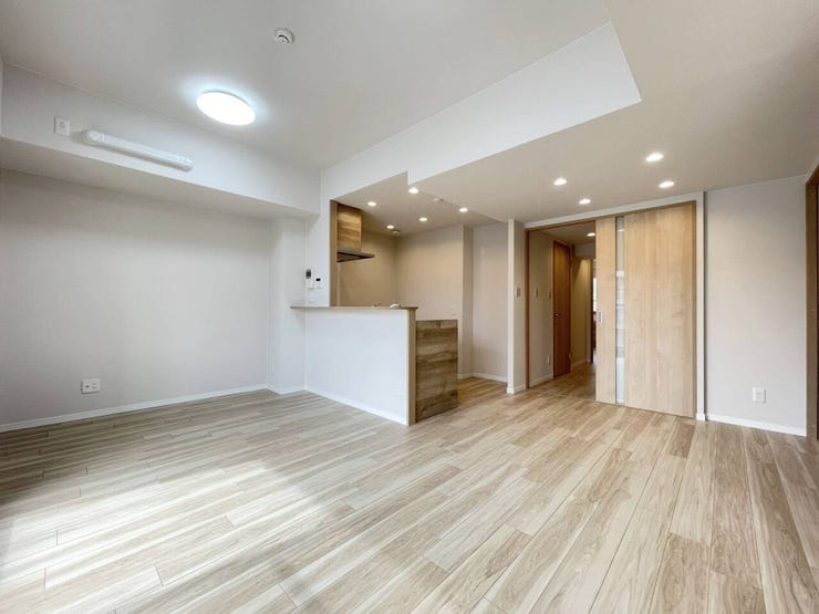 《リビング》
コミュニケーションのとりやすいつくりになっています。
ご家族の団らんの場♪
シンプルな内装でインテリアも選びやすい!