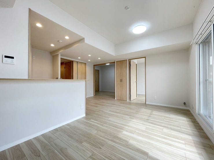 《リビング》
南向きの足元からの窓があり光をたっぷり取り込みます。
あたたかなお部屋でおくつろぎいただけます。