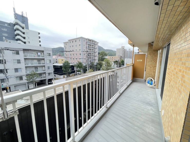 《バルコニー》
気持ちの良い風を感じるバルコニー。