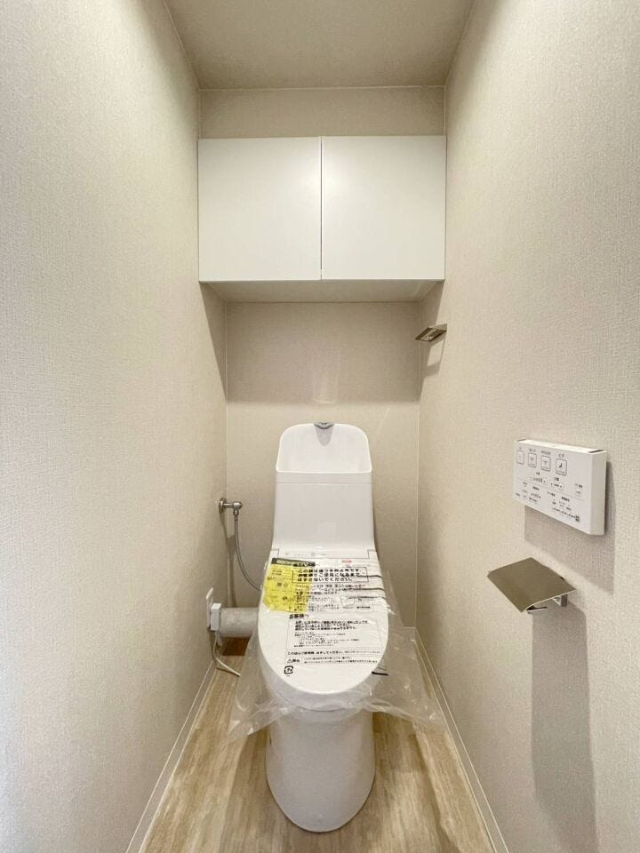 《トイレ》
ウォシュレット付きトイレです。
上部収納あり!
トイレットペーパーや掃除用品等も収納可能でいつでもすっきりとした状態を保つことができます。