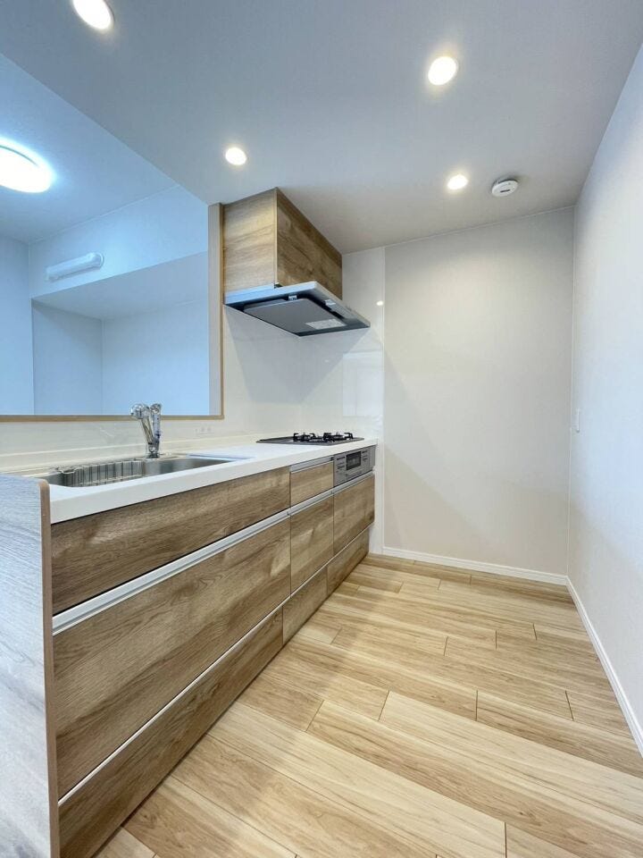 《キッチン》
毎日の生活に欠かせないキッチン。
収納スペースをしっかりと確保しすっきりと使いやすい♪
リビングの様子を見ながらお料理可能です。