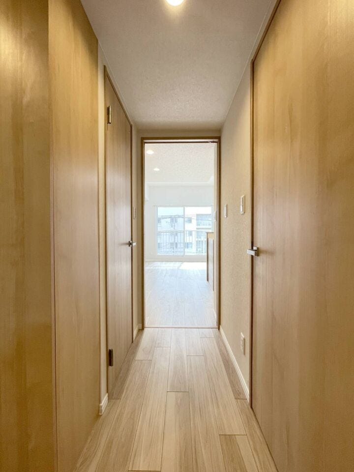 《廊下》
リビングへとつづく廊下部分。
窓から差し込む光が明るい印象です。