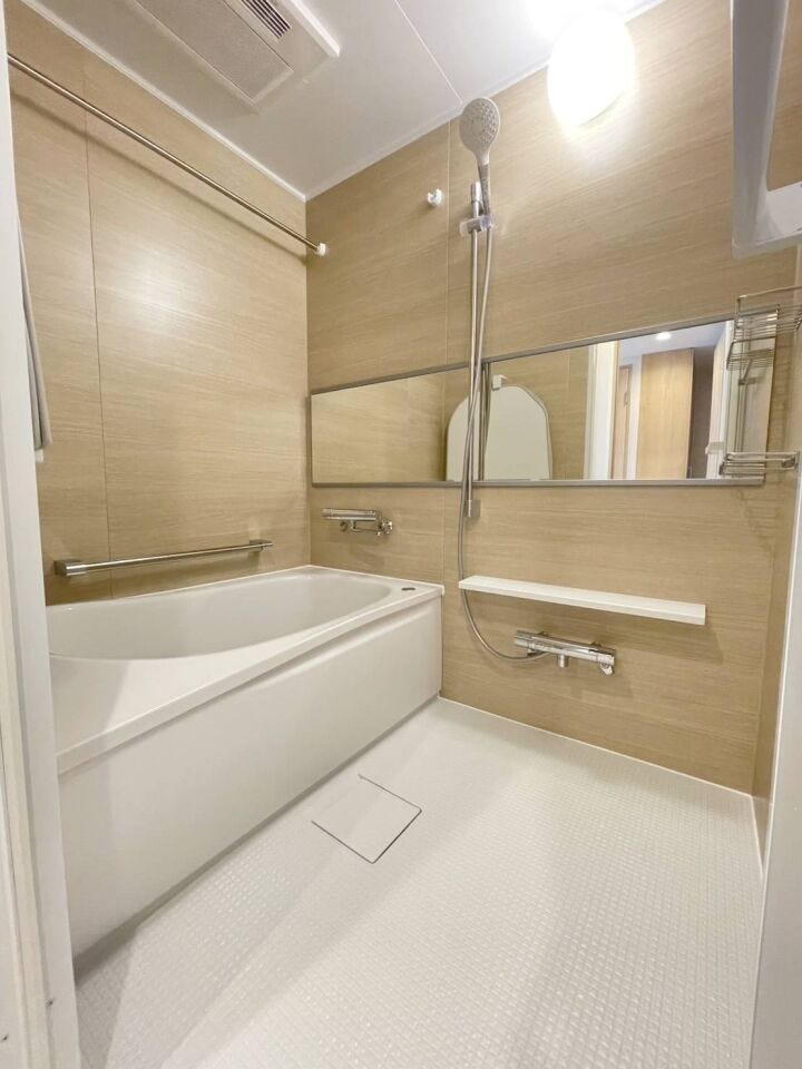 《浴室》
シンプルで落ち着いた印象のバスルーム。
新品交換済みのきれいな空間が1日の疲れを癒してくれます。