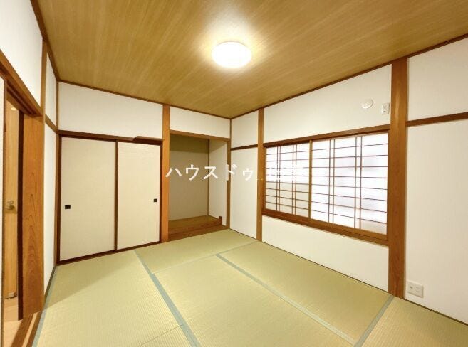 1階6帖の和室です。壁・天井のクロス張替え、畳の表替えを行いました。新しい畳の香りに癒される空間です。