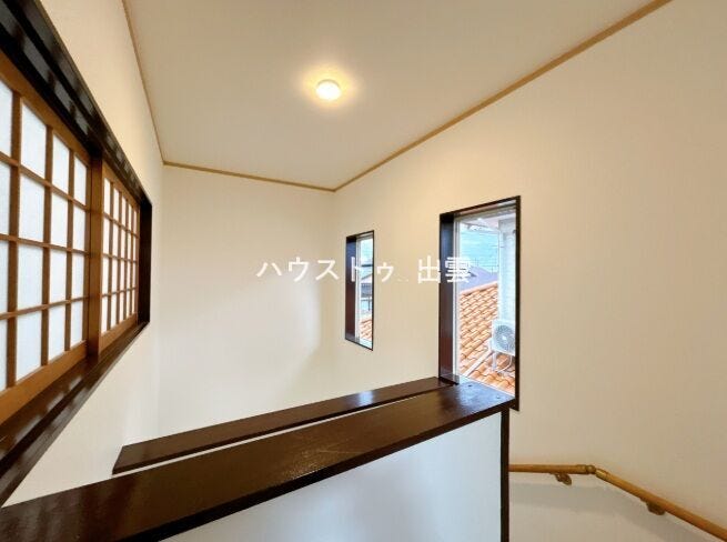 吹き抜けの写真です。壁・天井のクロス張替えを行いました。木部も塗装いたしました。