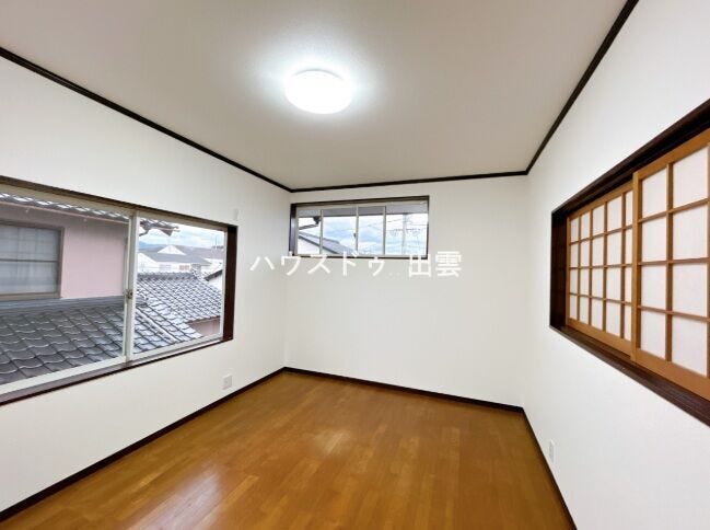 2階北側の洋室です。壁・天井のクロス張替え、フローリングのクリーニングを行いました。照明も新品に交換いたしました。