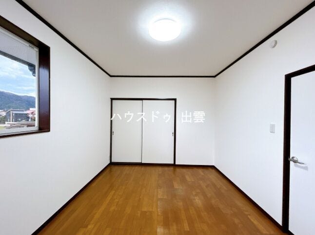 2階南側の写真です。壁・天井のクロス張替え、フローリングのクリーニングを行いました。照明も新品に交換いたしました。