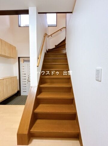 階段の写真です。手すりが付いていて安心です。階段はクリーニングを行いました。