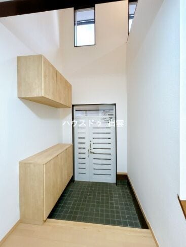 玄関内部の写真ですフローリングの重ね張り、壁・天井のクロス張替えを行いました。