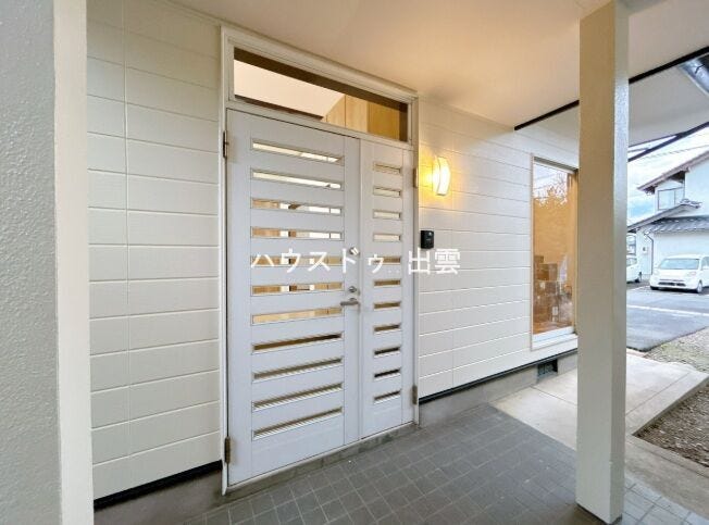 玄関外部の写真です。玄関ポーチも屋根の補修と塗装を行いました。