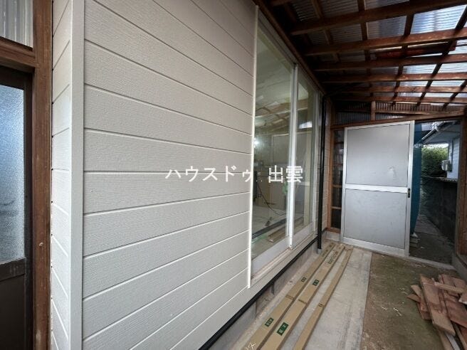 物干し場内部の写真です。屋根がついているので自転車やベビーカーを保管するのにも使えそうですね。