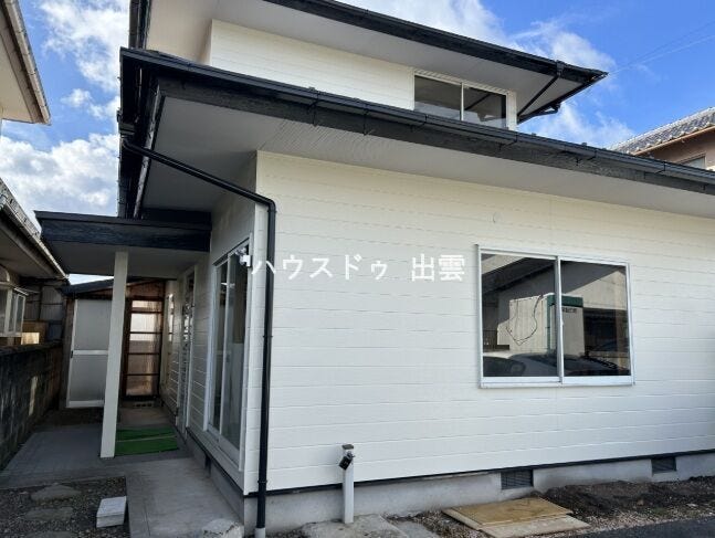 屋根塗装、外壁塗装を行いました。新しく塗られた屋根、外壁でお家の印象ががらりと変わりました。