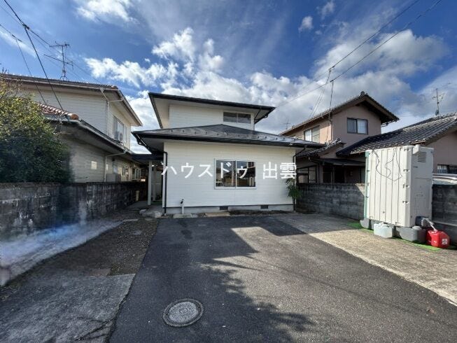 おうちの前に普通車並列3台駐車可能です。間口が約9mあるので運転が苦手な方でも駐車しやすいです。