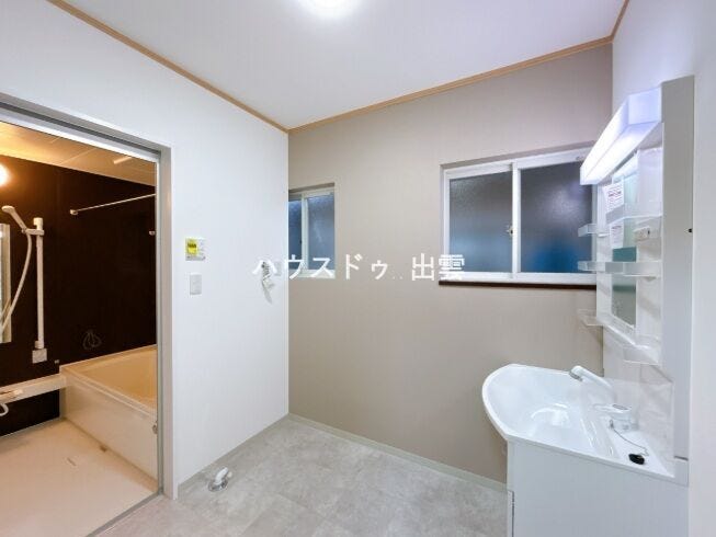 洗面脱衣所の写真です。クッションフロア張替え、壁・天井のクロス替えを行いました。窓もついていて換気がしやすいです。