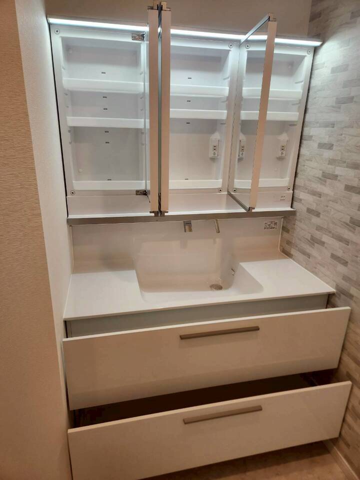 大きな引き出しでタオルや洗剤もたっぷり収納。