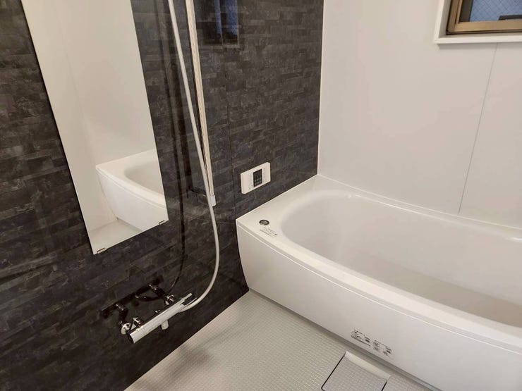 モダンな黒いアクセントパネルがお洒落な空間。