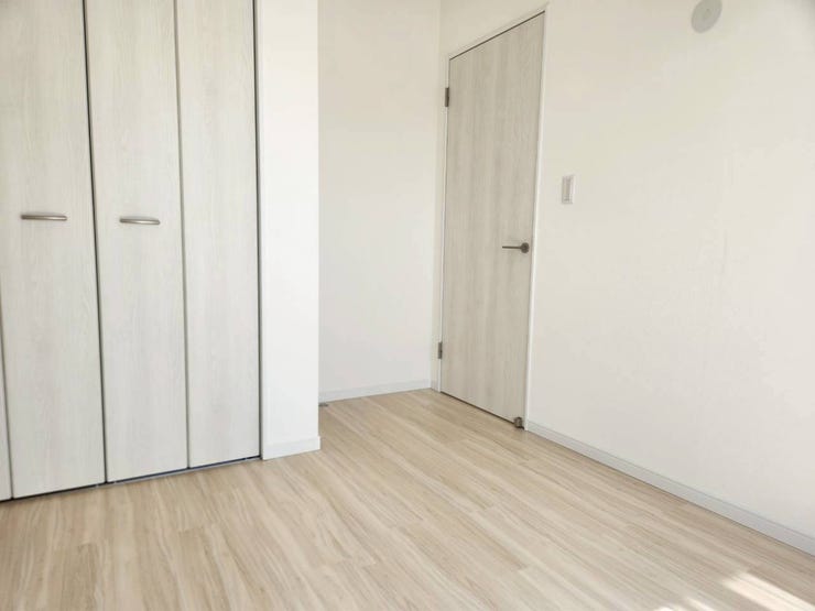 衣類をたっぷり収納できる大きなクローゼット。