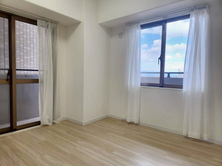 二面採光で明るく開放感あふれる居室。