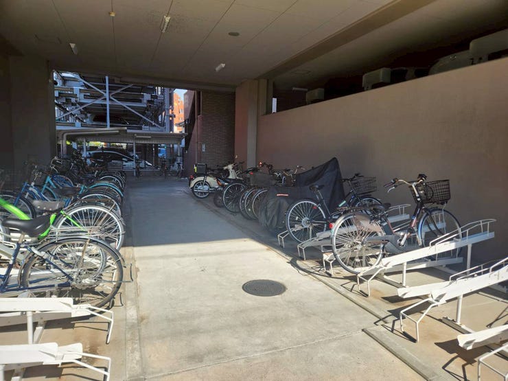 屋根付きで雨の日も安心な広々とした駐輪場。