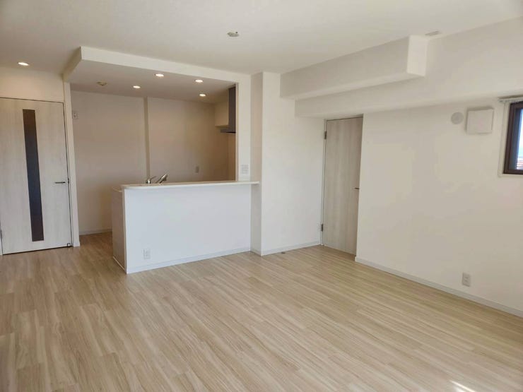 家族の笑顔が集まる開放的なLDK空間。