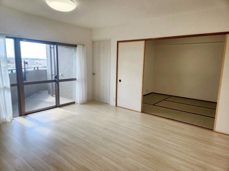 明るい採光が嬉しい広々としたリビング。