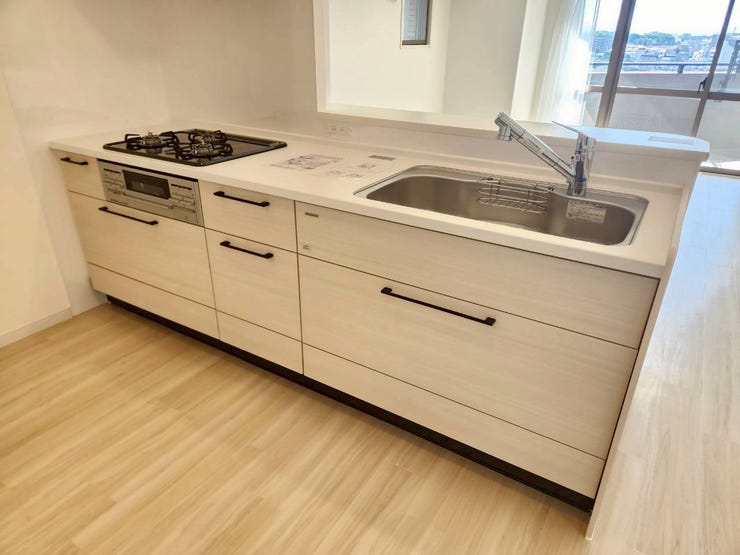 収納力と機能性に優れたシステムキッチン。