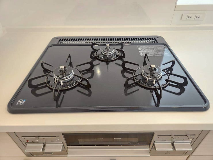 お手入れしやすいガラストップの三口コンロ。