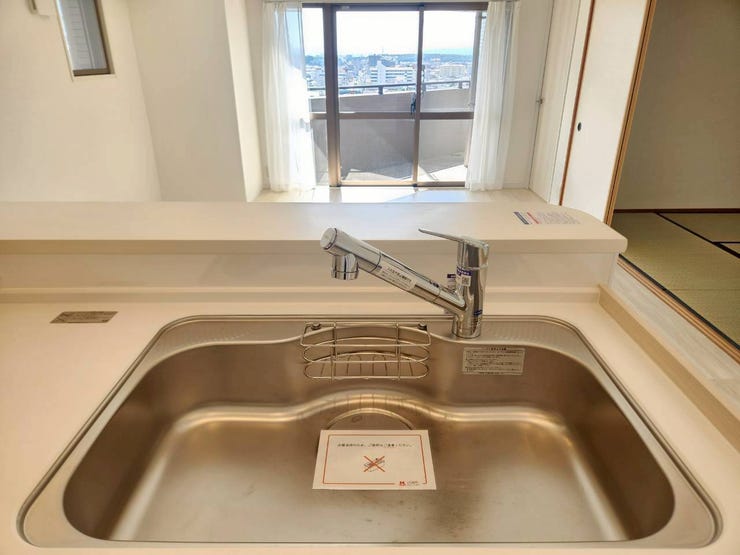 窓からの光を感じながら料理ができる贅沢な空間。