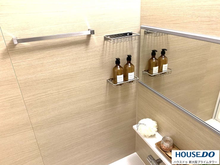 小物が置ける棚やタオル掛けも備え付けられています♪