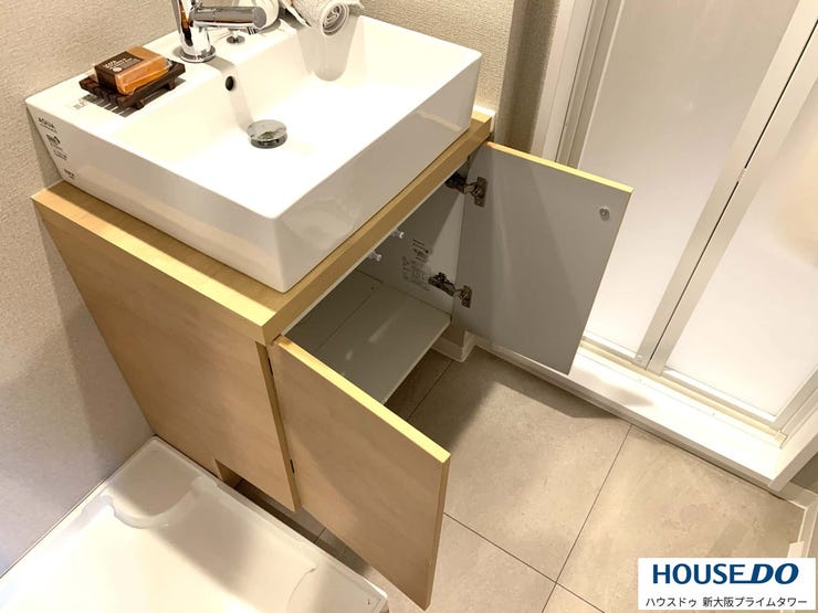 大容量の収納付きでストック類もすっきり保管できます♪