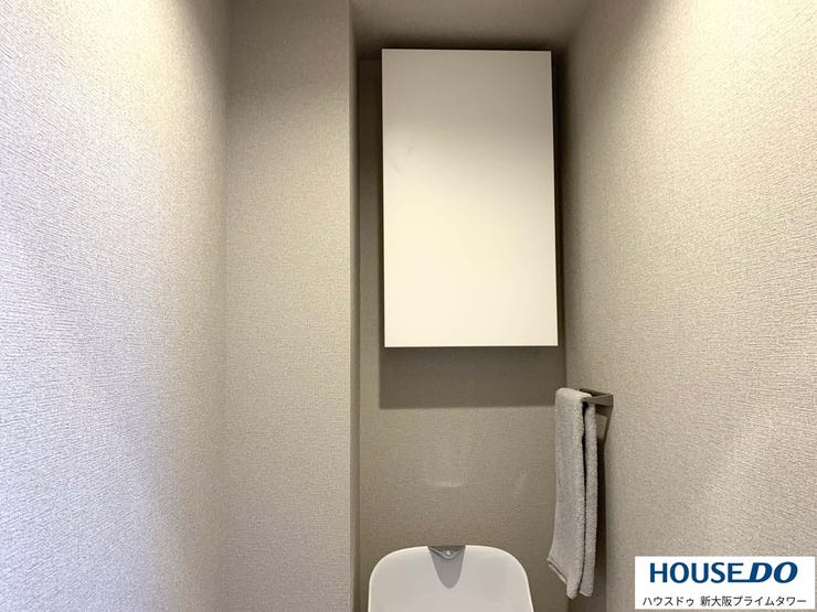 背面には扉付き収納棚が備え付けられています。