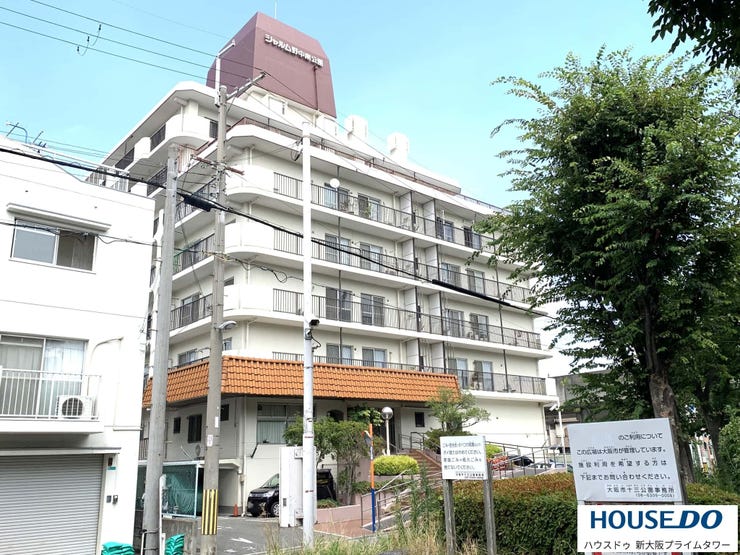 【外観】
グレーのタイル張りです。エントランスの庇が洋風瓦葺きになっているのが特徴的です。築年数を感じさせないような、しっかりとした造りの外観です。