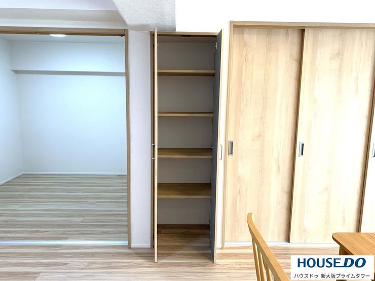 リビングにも扉付き収納が設置されているのでお部屋を広々と使えます♪