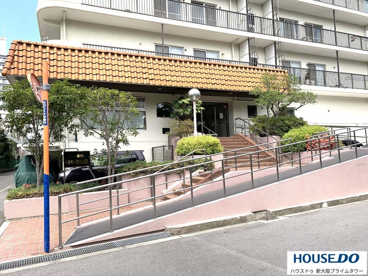 重厚感のあるエントランス。スロープも設置されているのでベビーカーや車椅子での出入りも安心です。