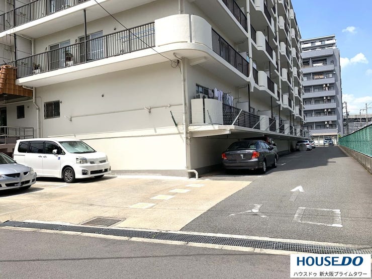 歩車分離の動線が確保されており駐車スペースは安全が確保されています。