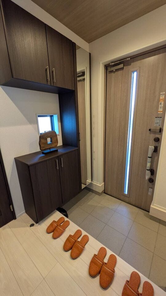 ●シューズボックス横にお出かけ前に嬉しいスタンドミラー付!