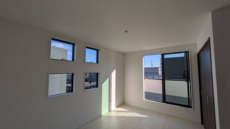 オシャレなアクセント窓からは明るい陽射しが差し込みます。