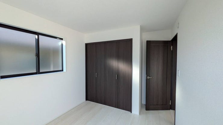 明るい壁紙にダークブラウンの建具が映えます