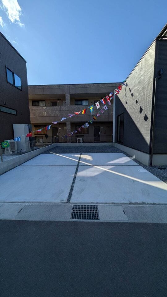 ◆前面道路も広く、並列2台の駐車が可能です!車種や駐車方法によってはそれ以上の駐車も可能です。