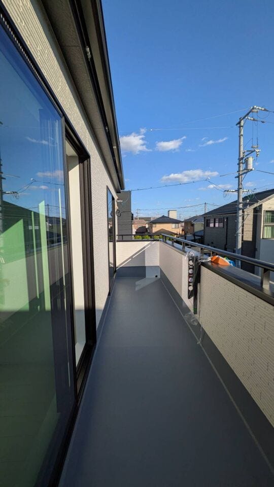 広々としたバルコニーは2つの部屋からアクセスが可能!