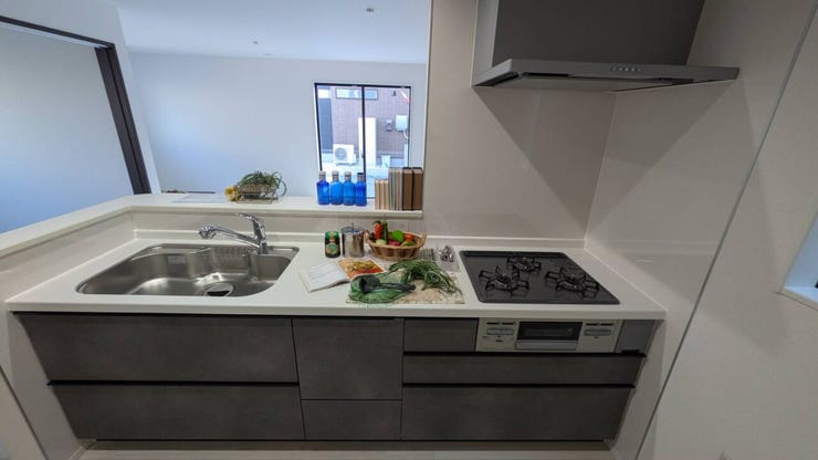 黒を基調としたシックなデザインのシステムキッチン