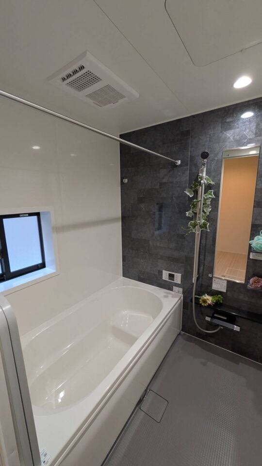 アクセントパネルがオシャレなバスルーム