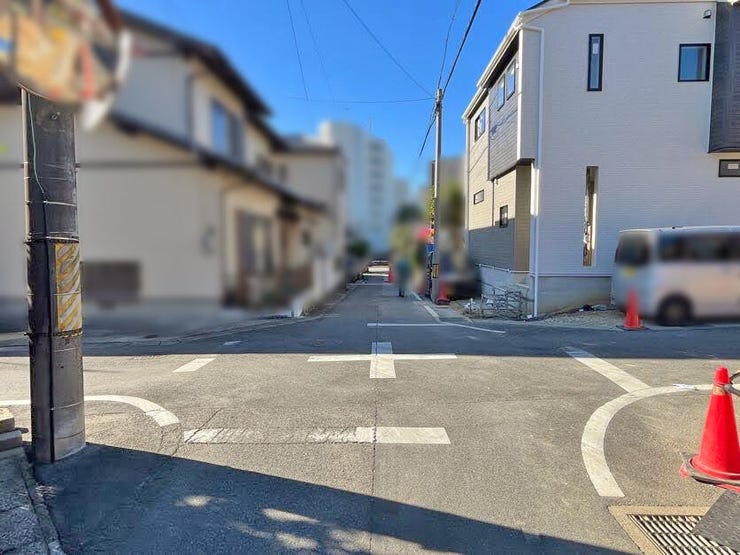 南東側前面道路